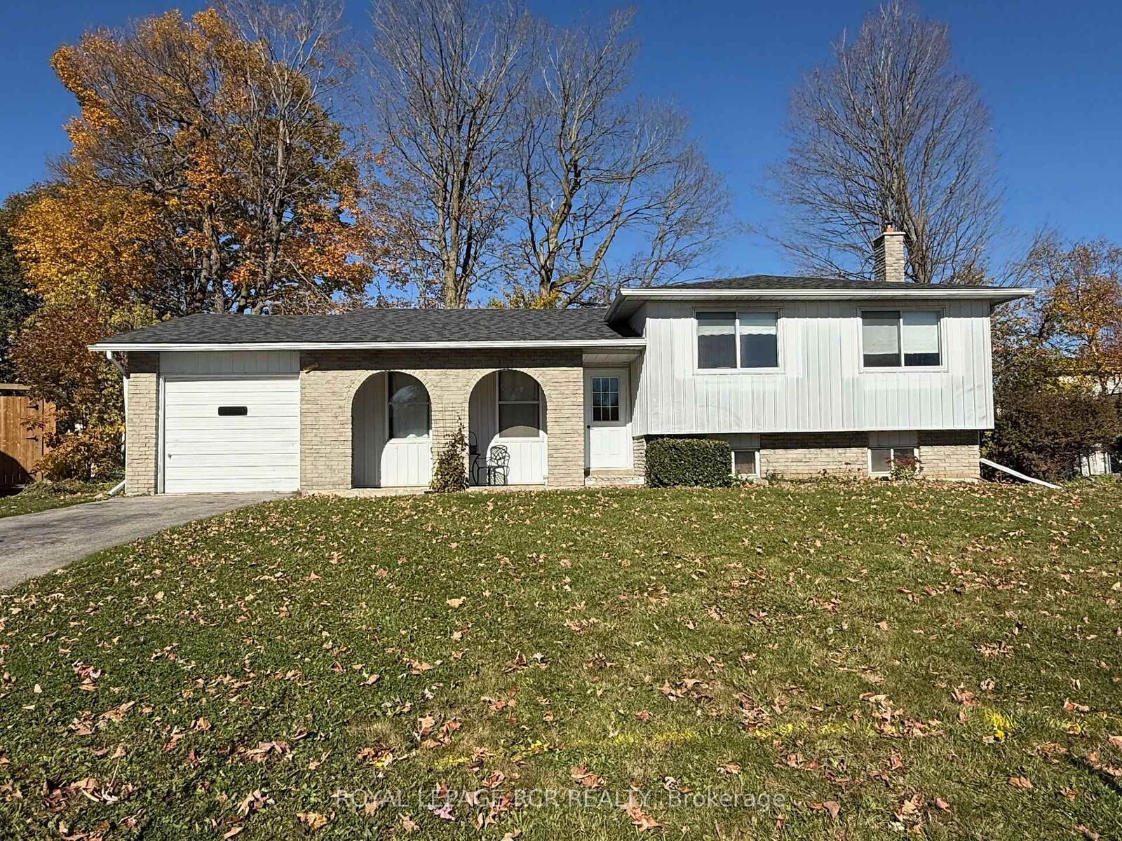 Property Photo: 466 Sandhill Court ON L9V 3A1