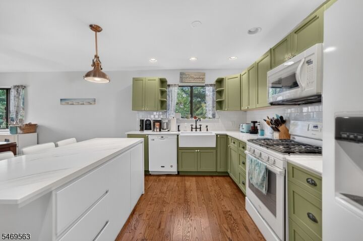 Property Photo: 586 Sanderling Ct NJ 07094