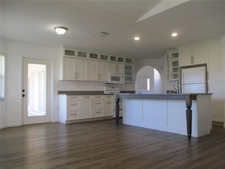 Property Photo:  