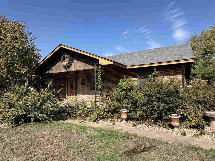 Property Photo: 602 W Blackwell Avenue OK 74631
