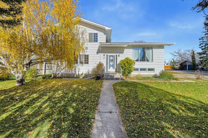 Property Photo:  210 2 Avenue SE  AB T1V 1G6 
