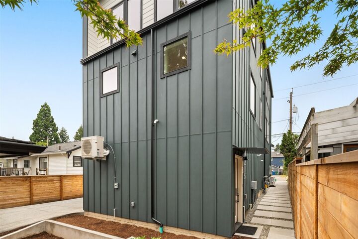 Property Photo: 9215 12th Avenue NE B WA 98115