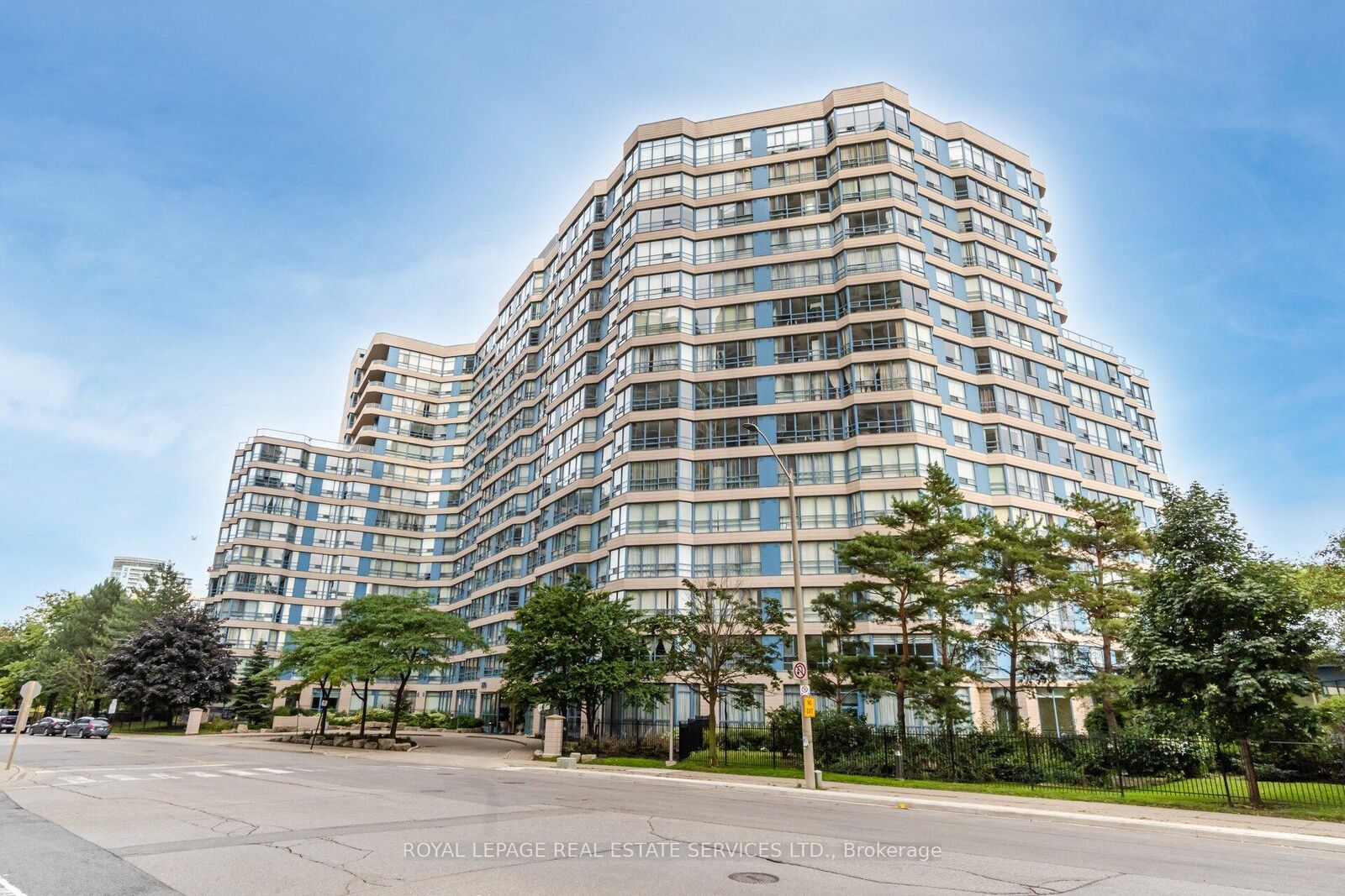 Property Photo: 250 Webb Drive Ph05 ON L5B 3Z4