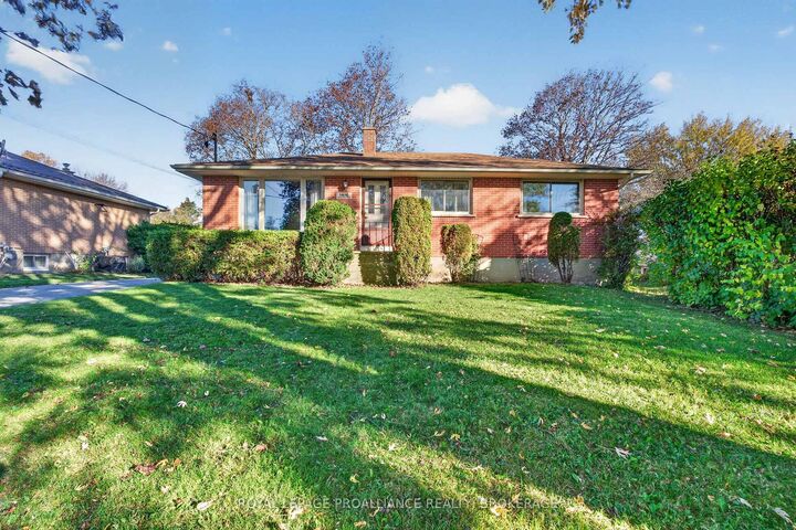 Property Photo: 1416 Woodfield Crescent ON K7P 2V6