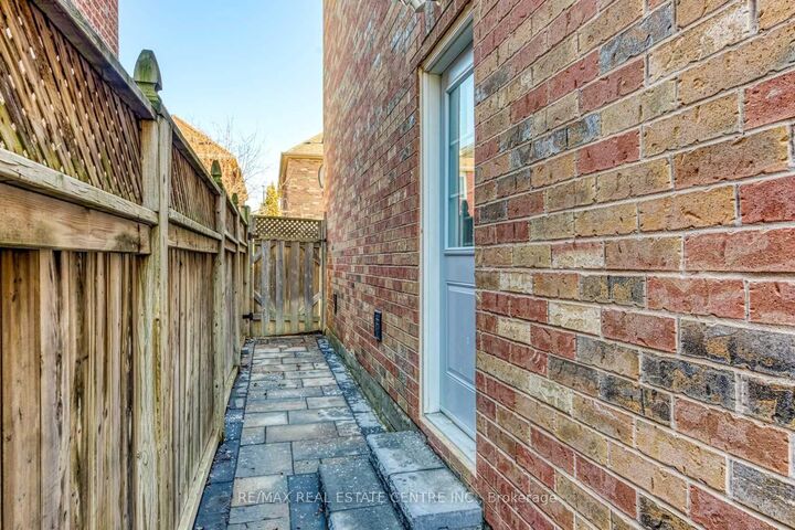 Property Photo:  3560 Stonecutter Crescent S Bsmt  ON L5M 7N6 
