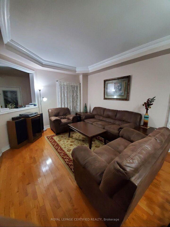 Property Photo:  35 Citadel Crescent Upper Level  ON L6P 1X8 