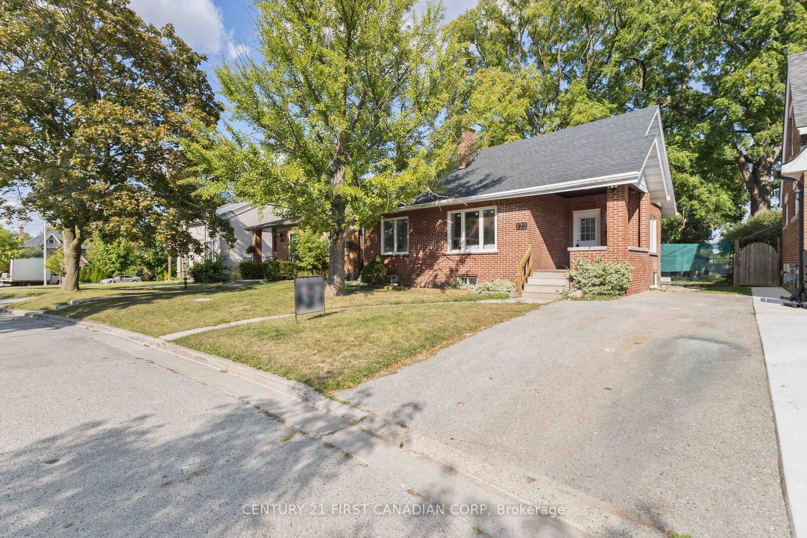 Property Photo:  122 Windsor Crescent  ON N6C 1V8 