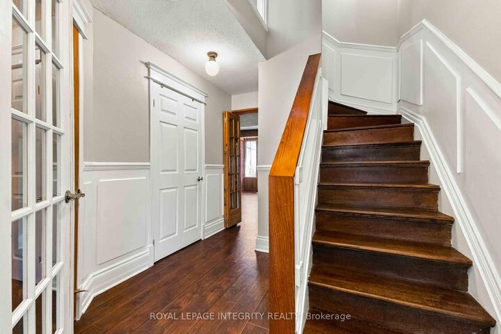 Property Photo:  4 Berton Place  ON K2L 3R8 