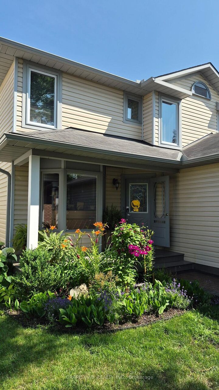 Property Photo:  107 Tartan Drive  ON K2J 3V7 