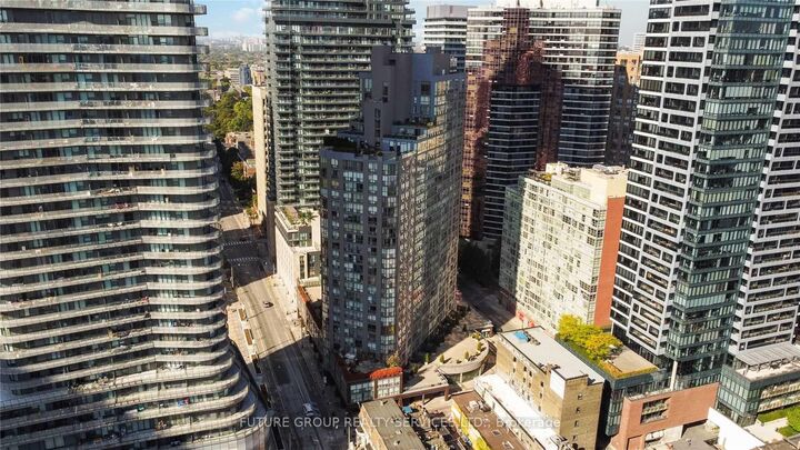 Property Photo:  24 Wellesley Street W 2213  ON M4Y 1G1 