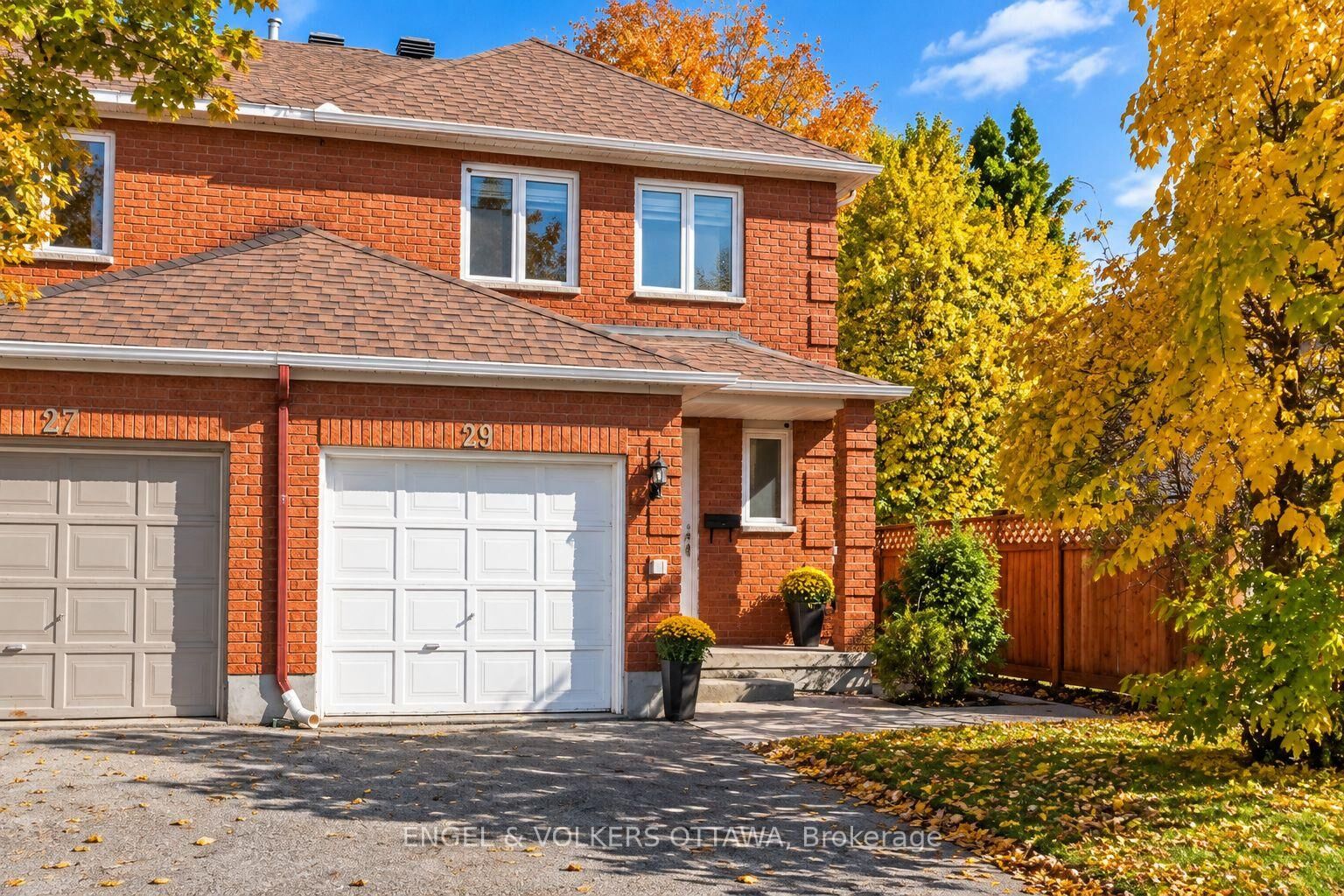 Property Photo:  29 Woodbury Crescent  ON K1G 5C9 