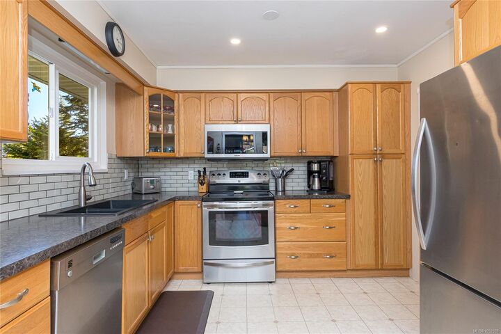 Property Photo:  1650 Yeo St  BC V9P 9C7 