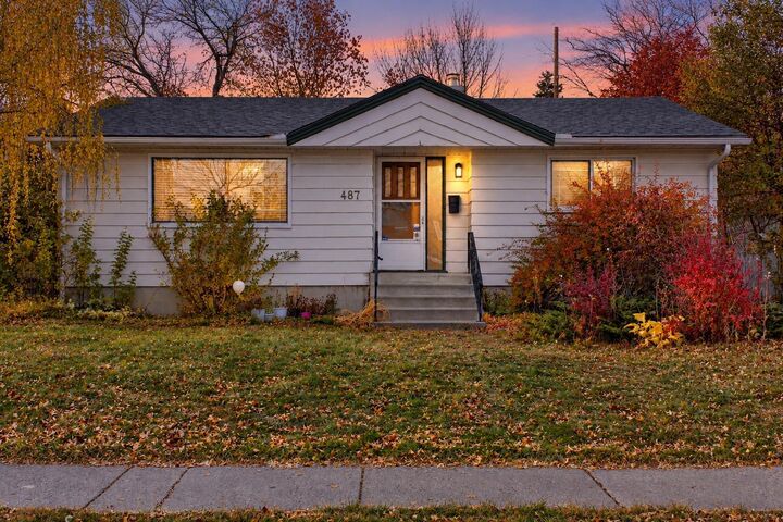 Property Photo:  487 Northmount Drive NW  AB T2K 3J1 