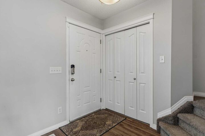 Property Photo:  140 Prestwick Villas SE  AB T2Z 4S3 