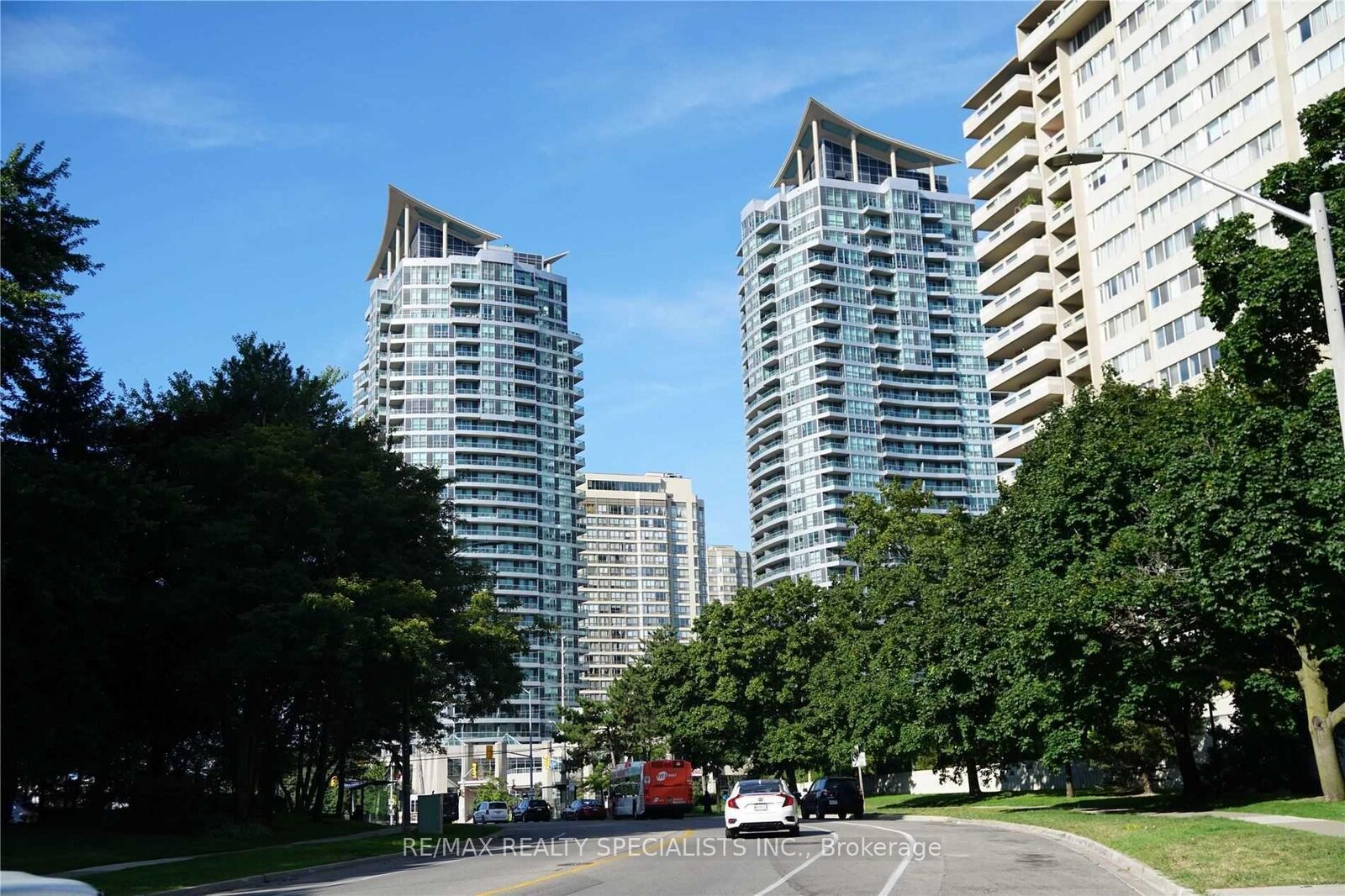 Property Photo:  33 Elm Drive 2207  ON L5B 4M2 