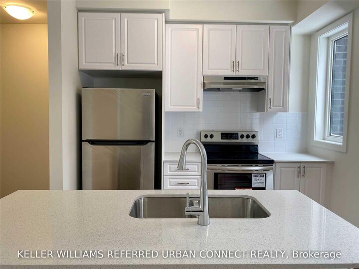 Property Photo:  370H Red Maple Road Suite 6  ON L4C 6P5 