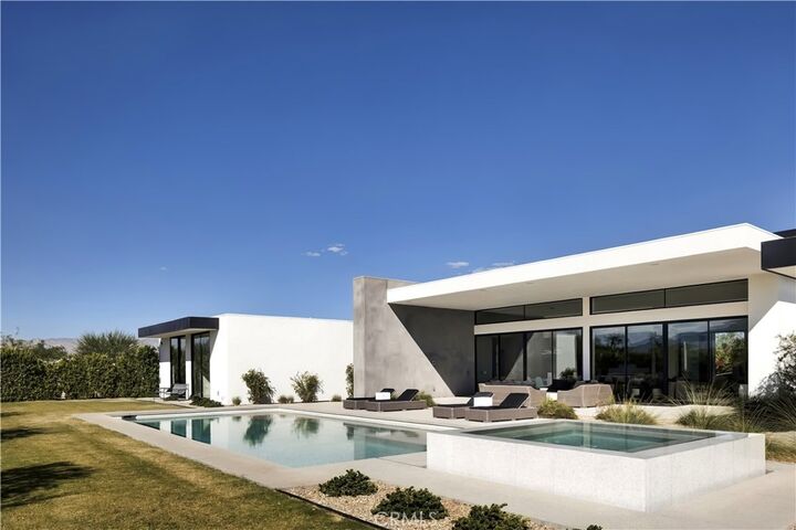 Property Photo: 3 Wren Court CA 92270