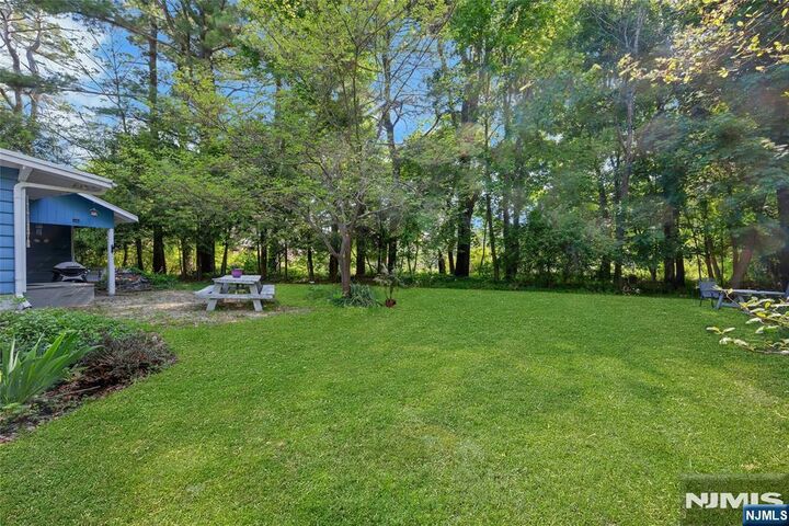 Property Photo:  23 Cottonwood Court  NJ 07460 