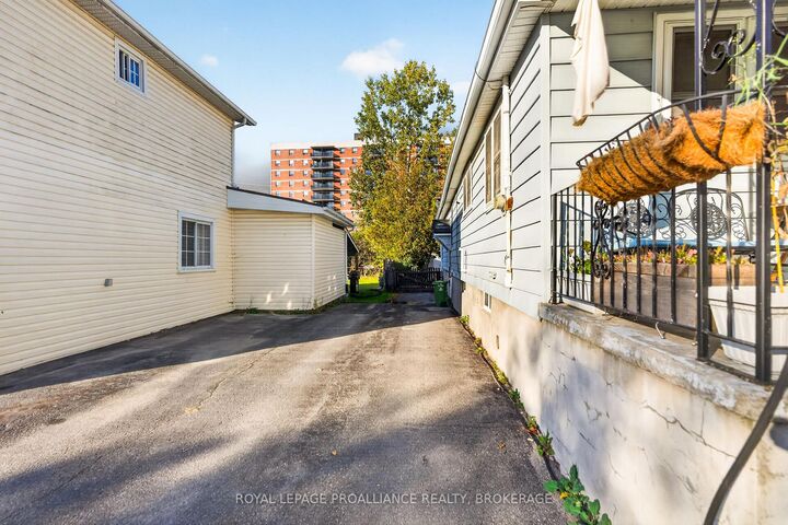 Property Photo:  628 Macdonnell Street  ON K7K 4X3 