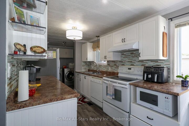 Property Photo: 7 Cedar Street ON K9V 4R1