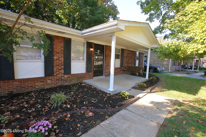 Property Photo:  5702 Maldon Dr  KY 40216 