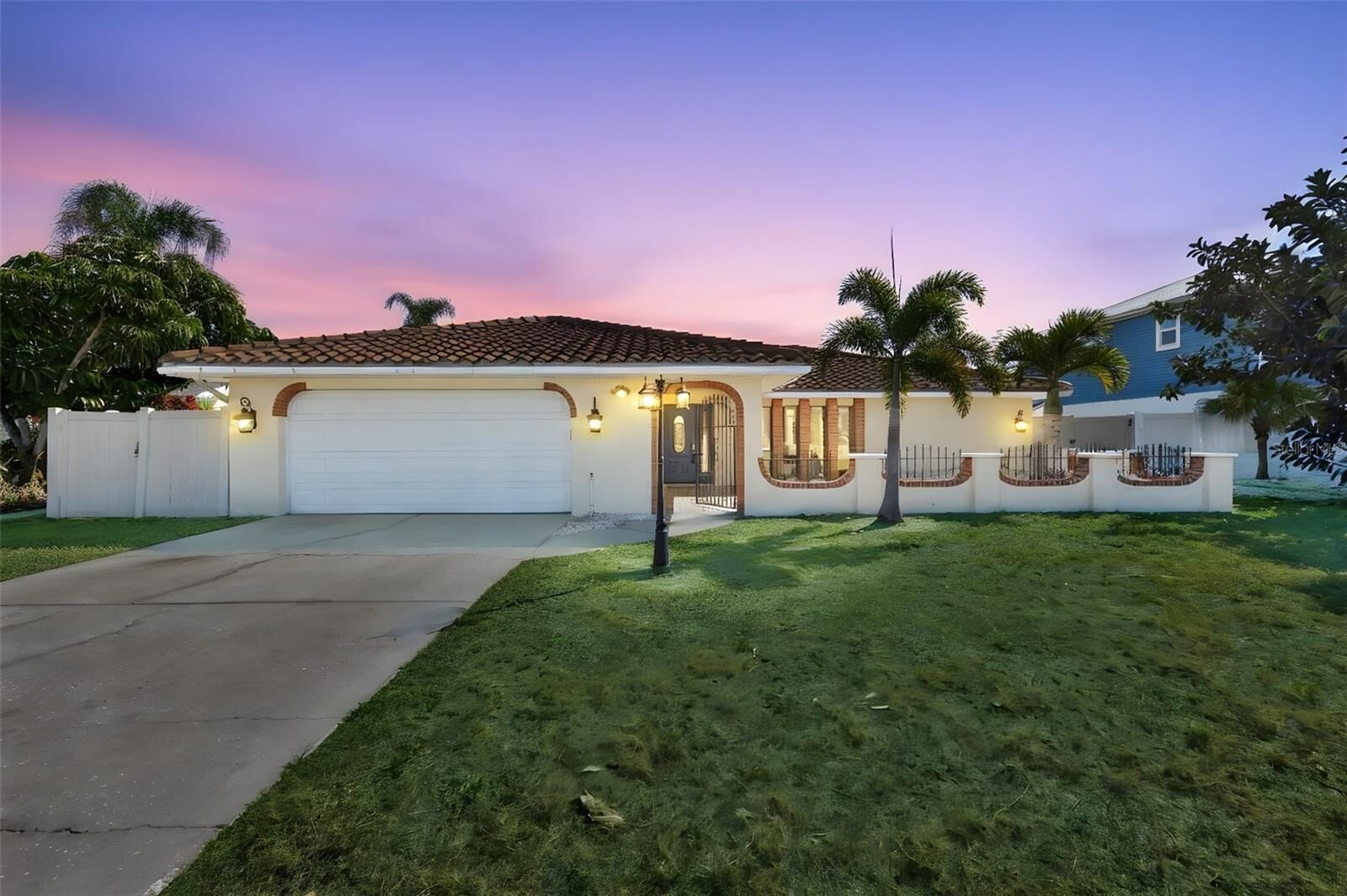 Property Photo:  6523 King Palm Way  FL 33572 