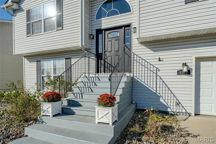 Property Photo:  2305 Hunters Point Drive  IL 62040 