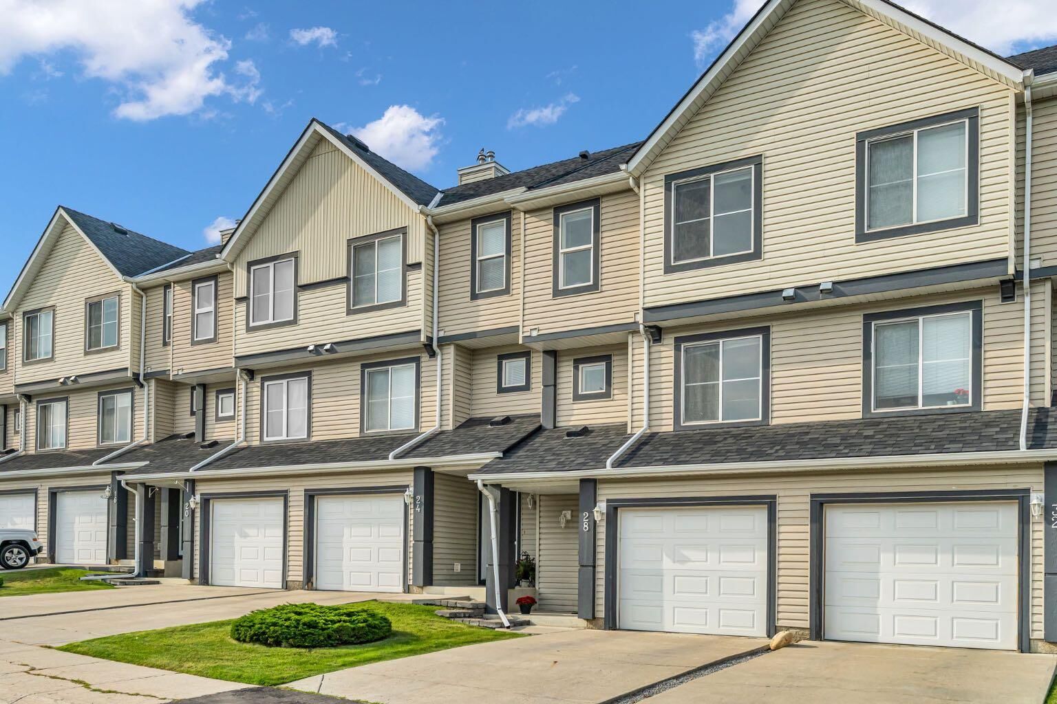 Property Photo:  28 Everhollow Way SW  AB T2Y 5B4 