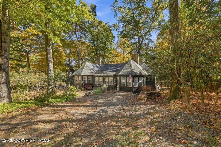 Property Photo:  686 Lenape Lane  PA 18323 