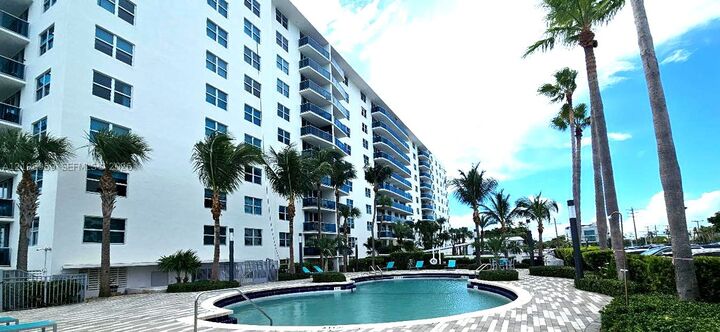 Property Photo: 7501 E Treasure Dr 9S FL 33141