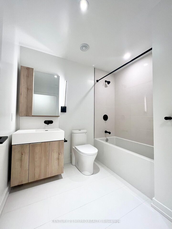Property Photo:  127 Broadway Avenue 204  ON M4P 1V8 