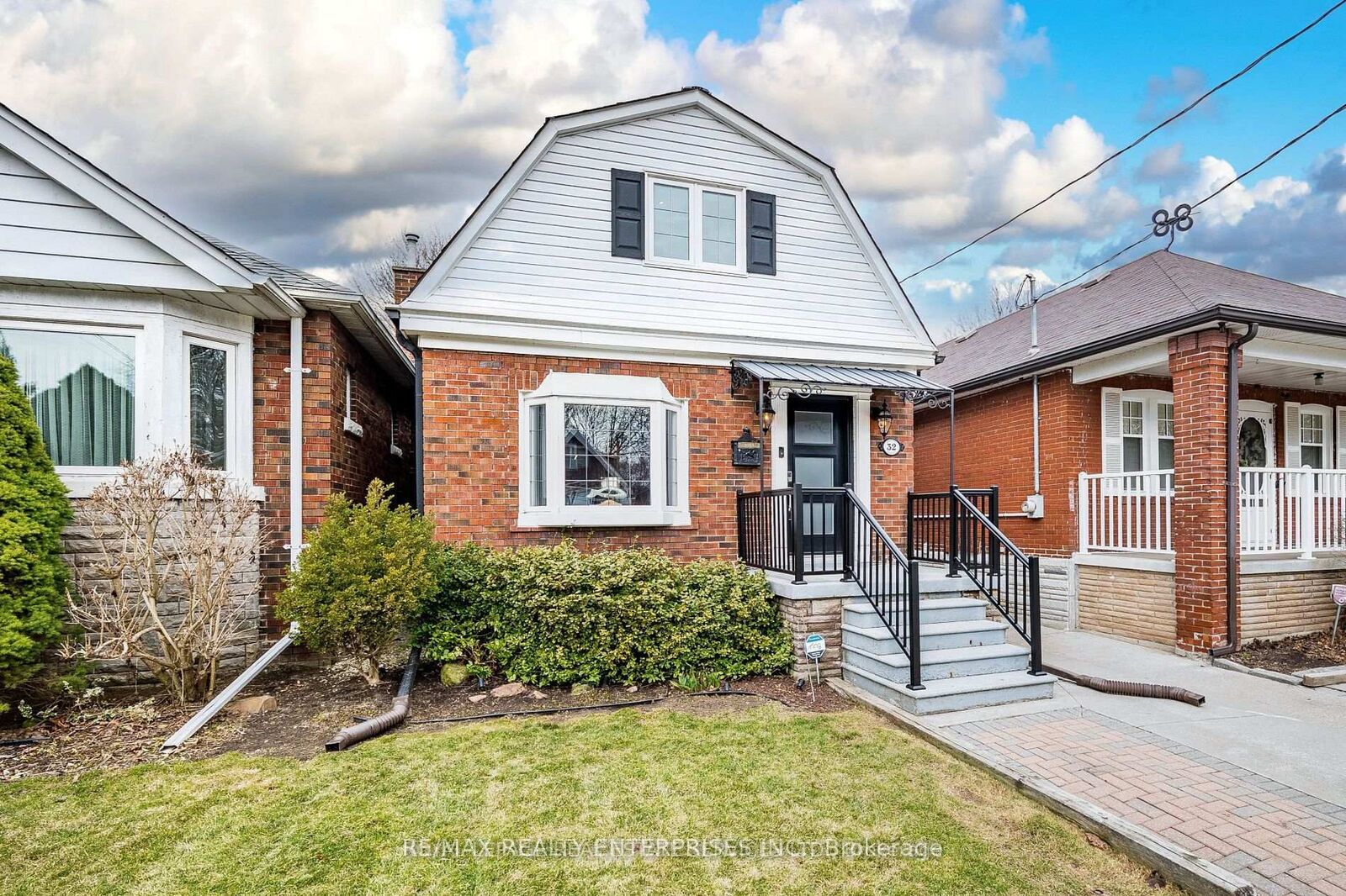 Property Photo:  32 Seventh Street Upper Level  ON M8V 3B2 