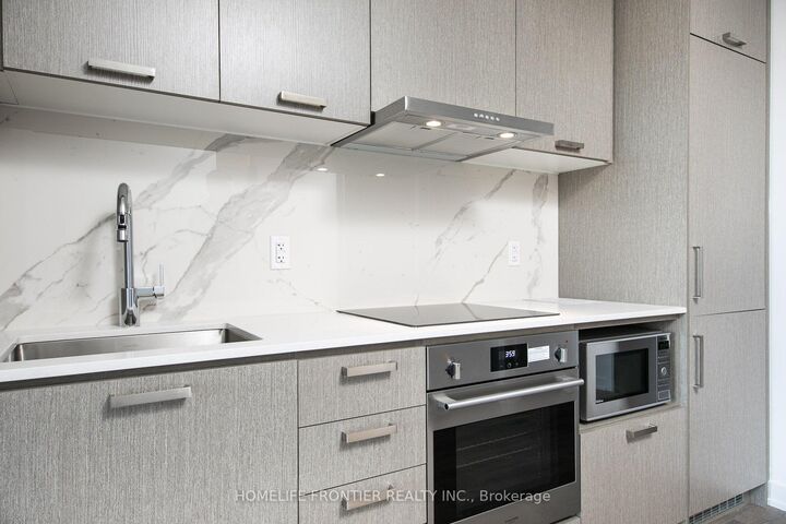 Property Photo:  38 Honeycrisp Crescent 1712  ON L4K 0M8 