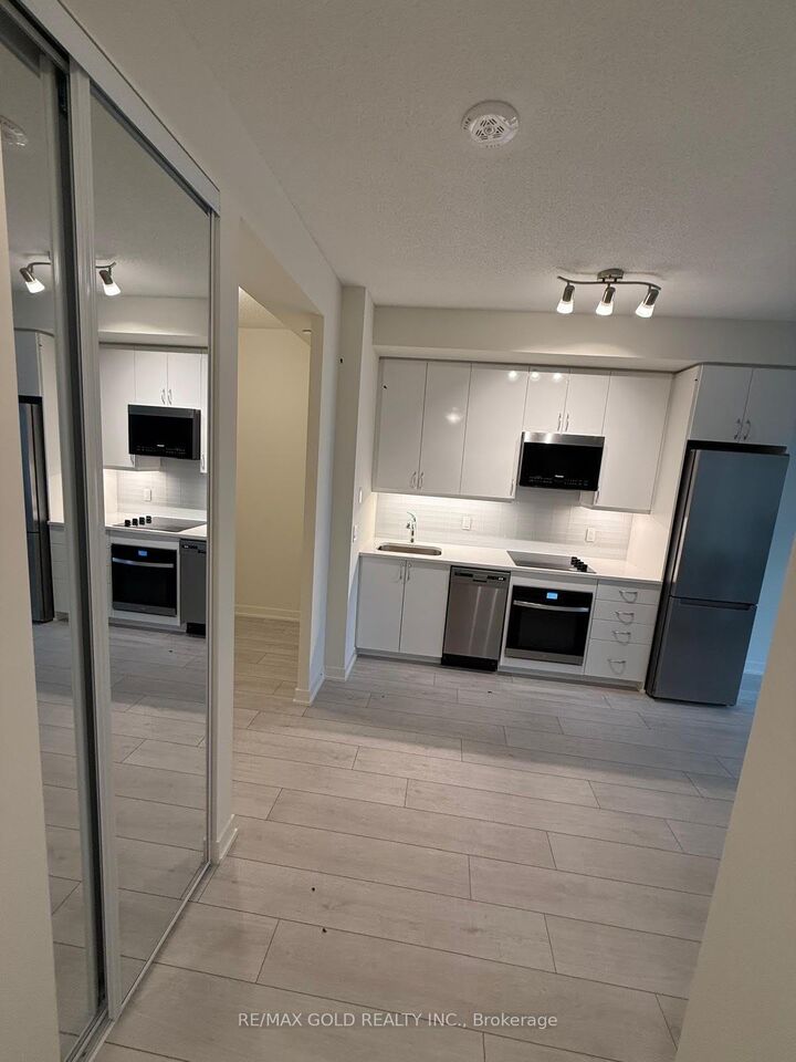Property Photo:  38 Annie Craig Drive 2707  ON M8V 0G9 