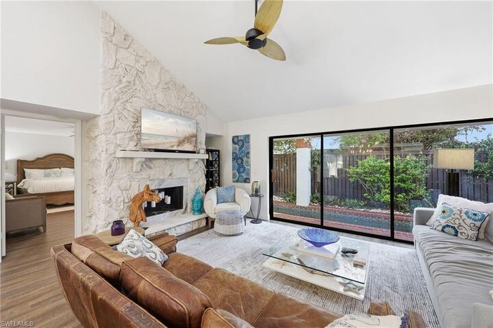 Property Photo:  556 Bay Villas Ln  FL 34108 