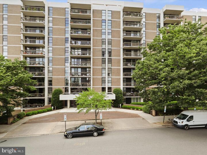Property Photo:  1016 S Wayne Street T-12  VA 22204 