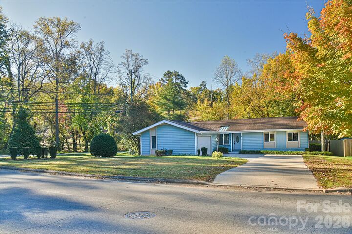 Property Photo:  4 Knoll Ridge Drive  NC 28804 