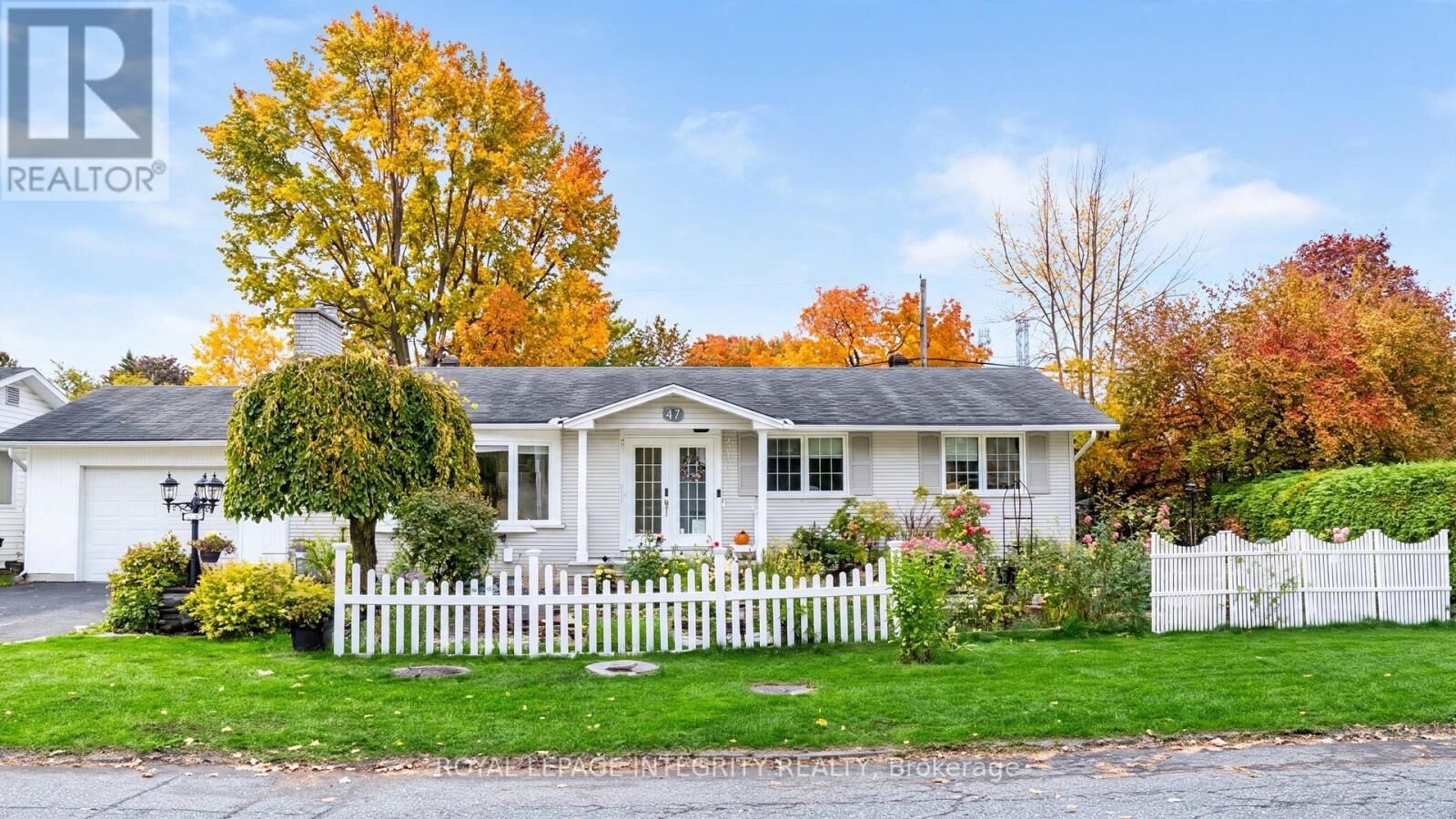 Property Photo:  44 Millford Avenue  ON K2G 1C2 