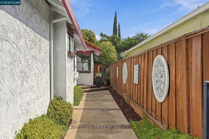 Property Photo: 1416 Garaventa Ct CA 94521