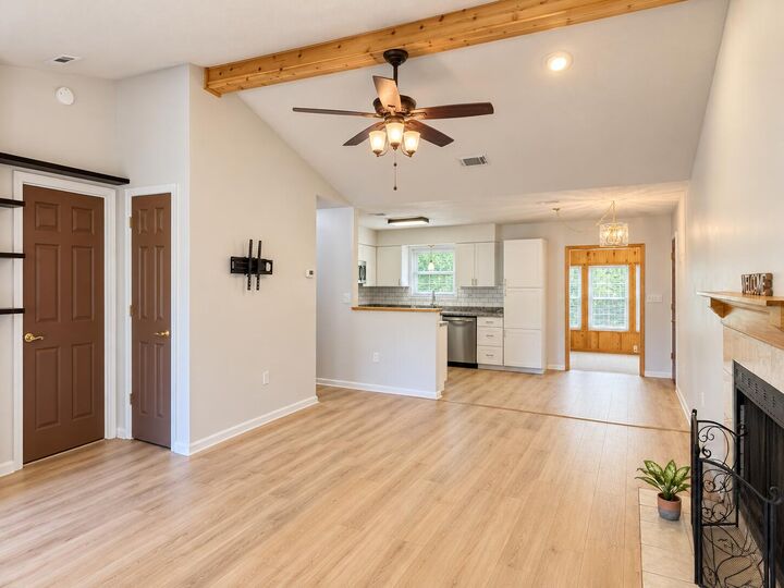 Property Photo: 3316 Colonial Court FL 32539