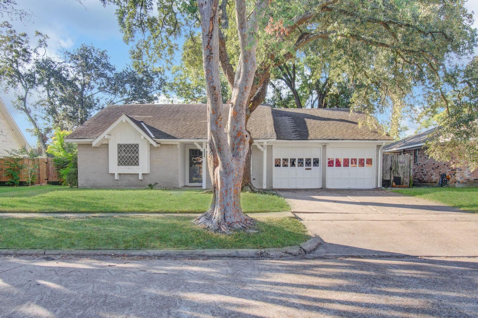 Property Photo:  8407 Sharpview Drive  TX 77036 
