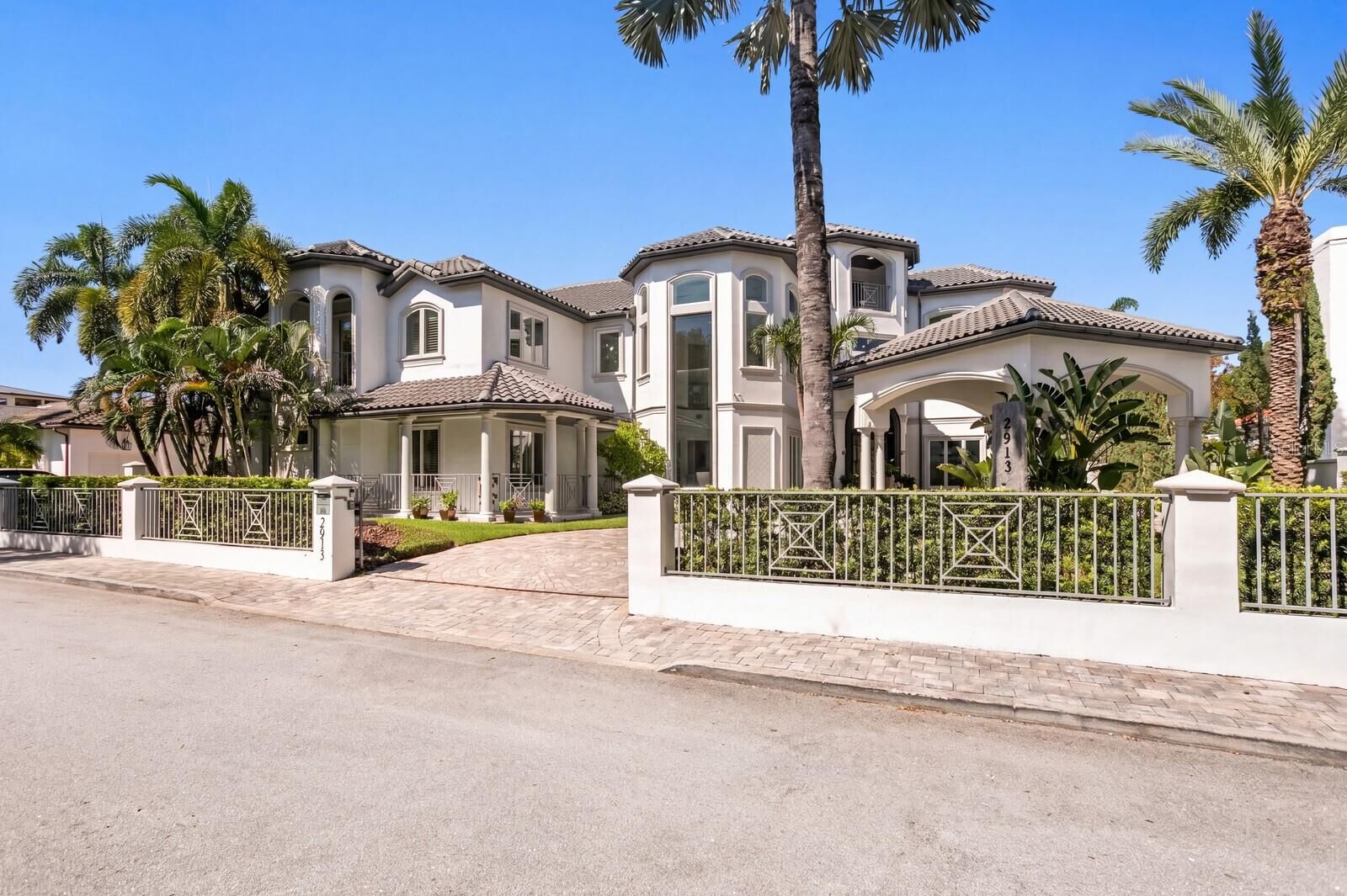 Property Photo:  2913 W Knights Avenue  FL 33611 