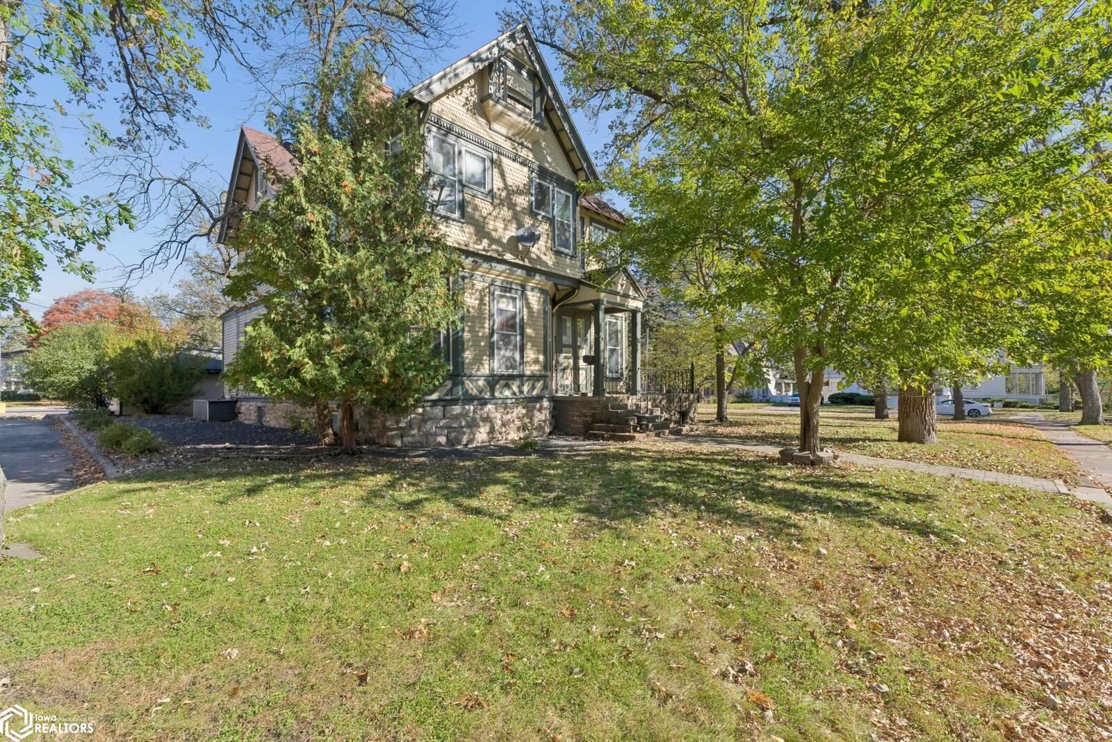 Property Photo:  324 2nd Street SE  IA 50401 