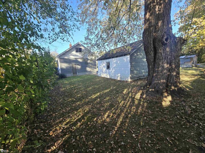 Property Photo:  614 E Hobson Street  MI 48505 