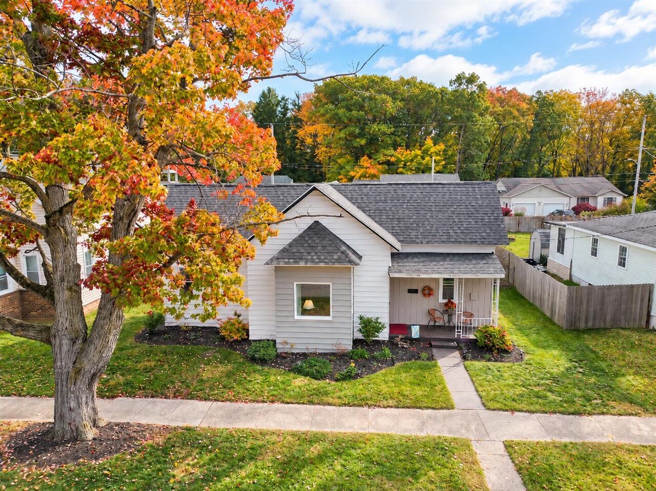 Property Photo:  1477 Montgomery Avenue  MI 49441-1762 