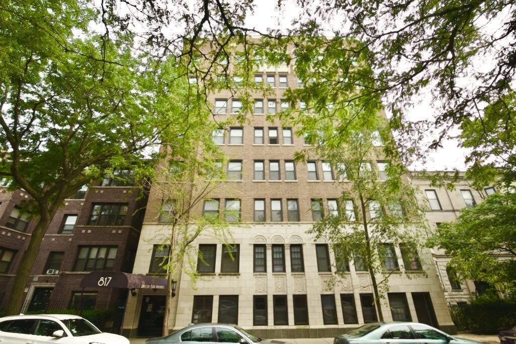 Property Photo: 817 W Lakeside Place 804 IL 60640