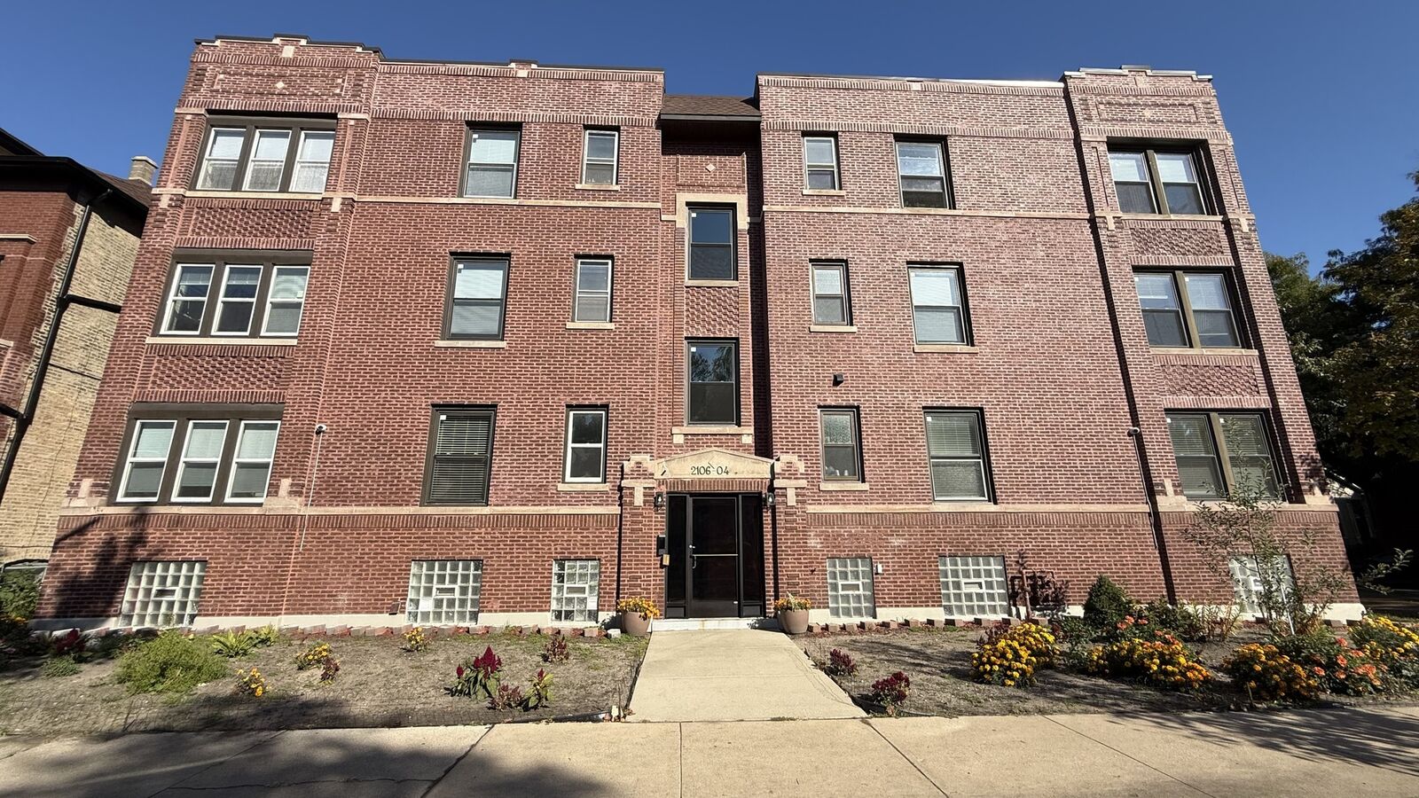 Property Photo: 2106 W Wilson Avenue 1 IL 60625