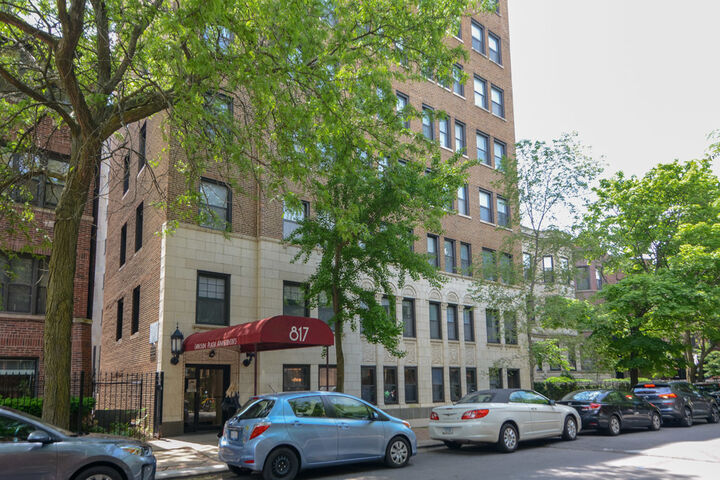 Property Photo:  817 W Lakeside Place 504  IL 60640 