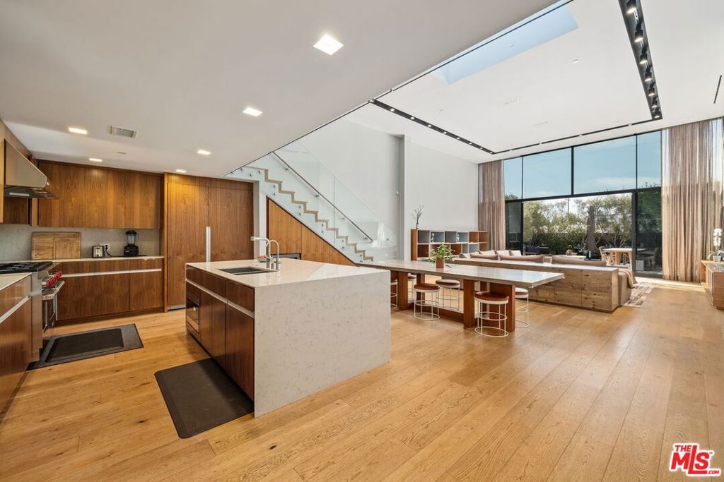 Property Photo: 207 Hollister Avenue CA 90405