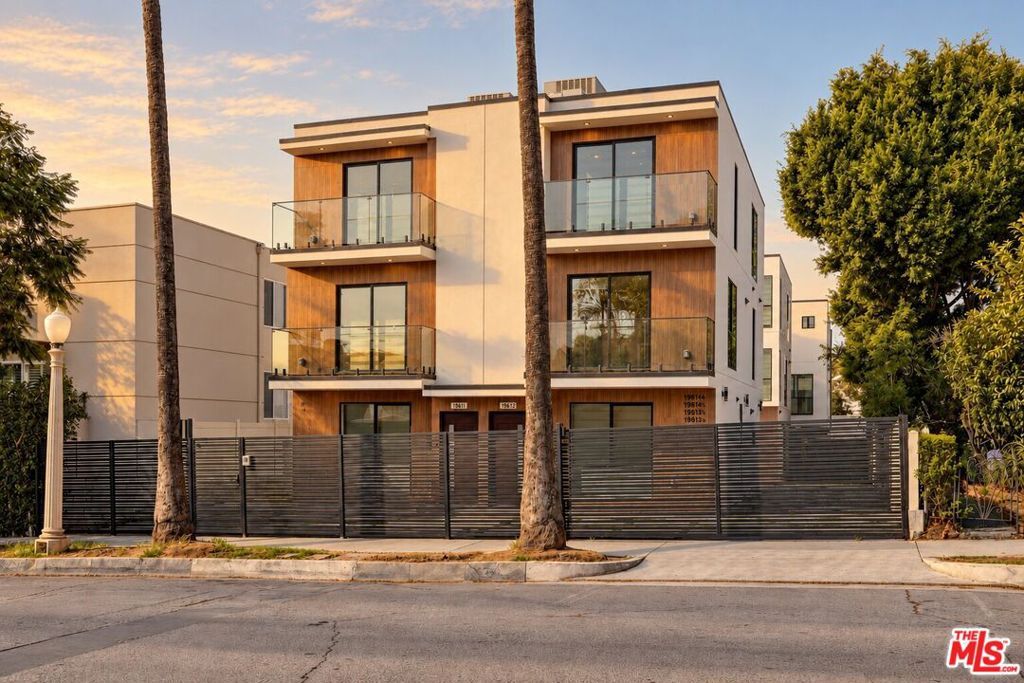 Property Photo: 1963 N Beachwood Drive CA 90068